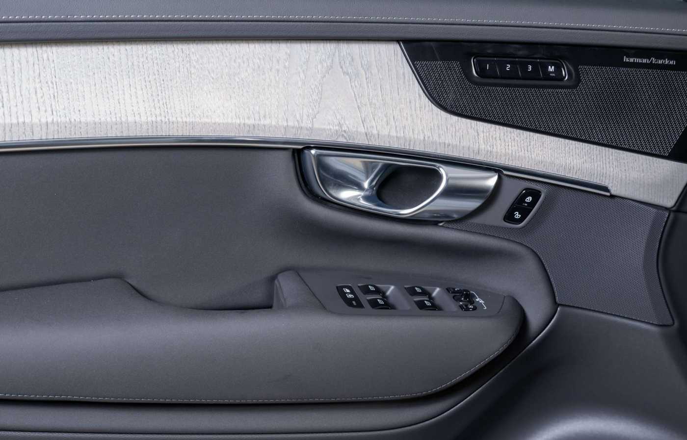Volvo  T8 Plus Dark Recharge Plug-In Hybrid AWD
