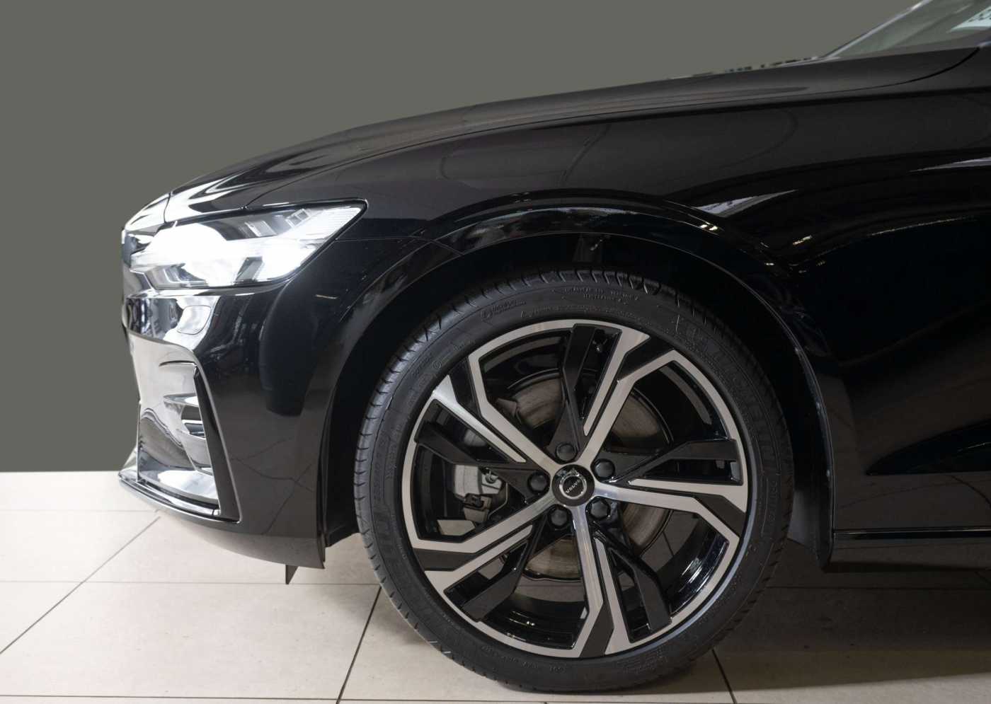 Volvo  B4 Benzin Plus Dark Black-Line ACC Panoramadach