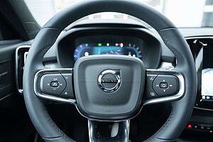 Volvo  B4 Plus Dark 2WD Navi ACC 2-Zonen-Klimaautomatik