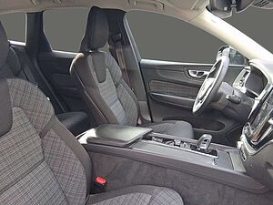 Volvo  B4 Core Navi ACC Kamera 2-Zonen-Klimaautomatik