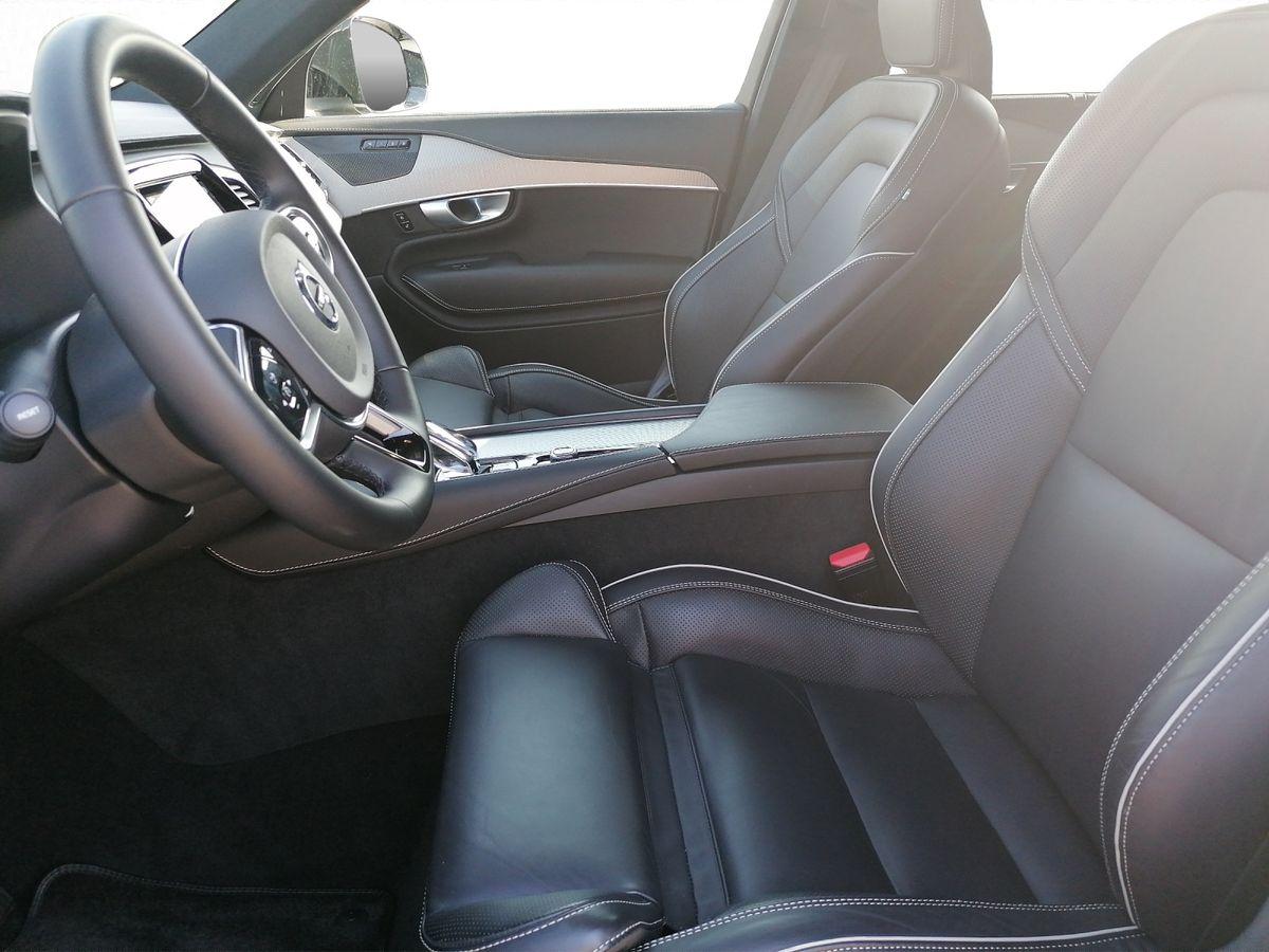 Volvo  Ultra Dark Recharge Hybrid