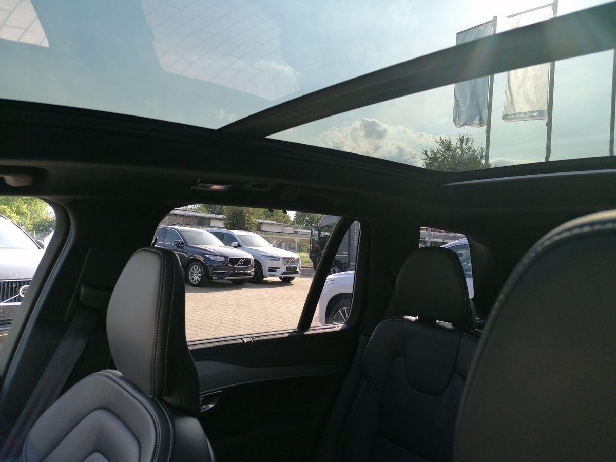 Volvo  Ultra Dark Recharge Hybrid