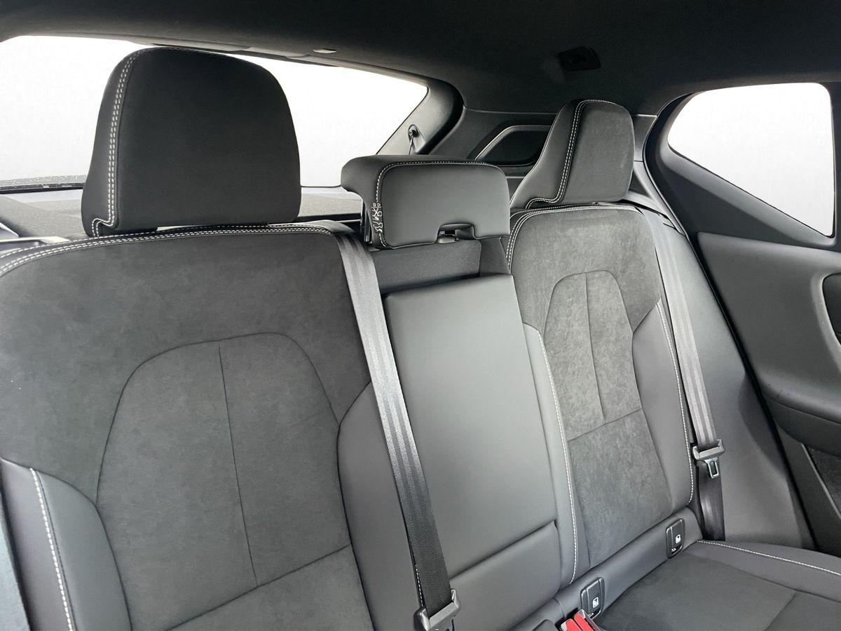 Volvo  Plus Dark 2WD