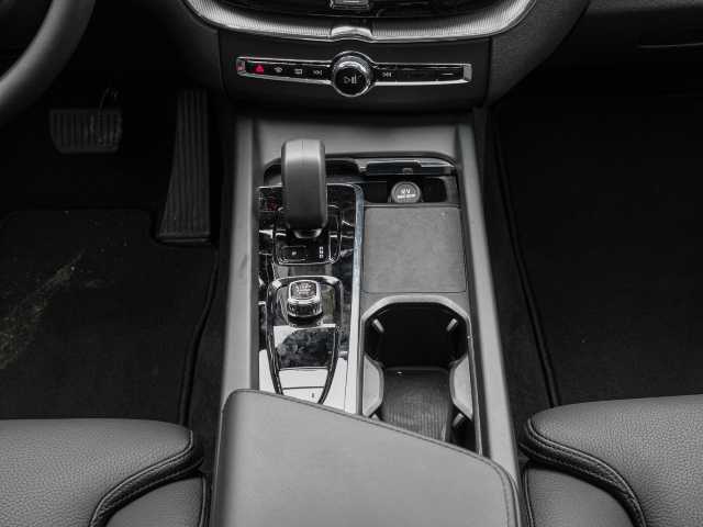 Volvo  Ultra Dark Recharge Plug-In Hybrid AWD T8 Twin Engine EU6d HUD StandHZG digitale