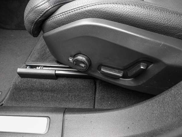 Volvo  Ultra Dark Recharge Plug-In Hybrid AWD T8 Twin Engine EU6d HUD StandHZG digitale