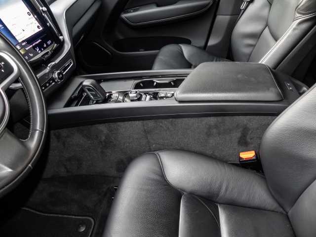 Volvo  Momentum Pro AWD B4 Diesel EU6d Allrad StandHZG Navi Leder digitales Cockpit Mem