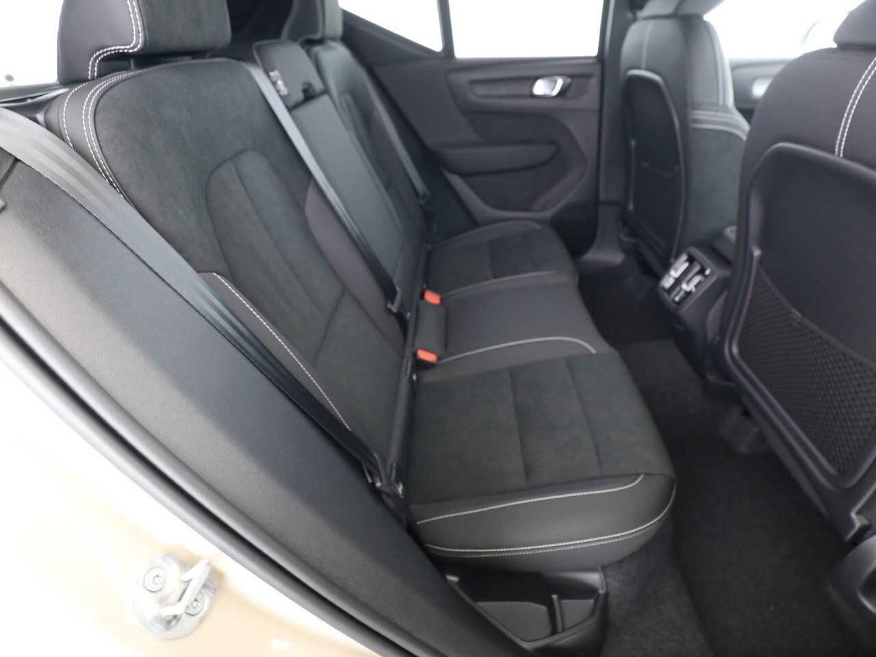 Volvo  B3 Autom. Plus Dark CONNECT|19'|ALU|360CAM|