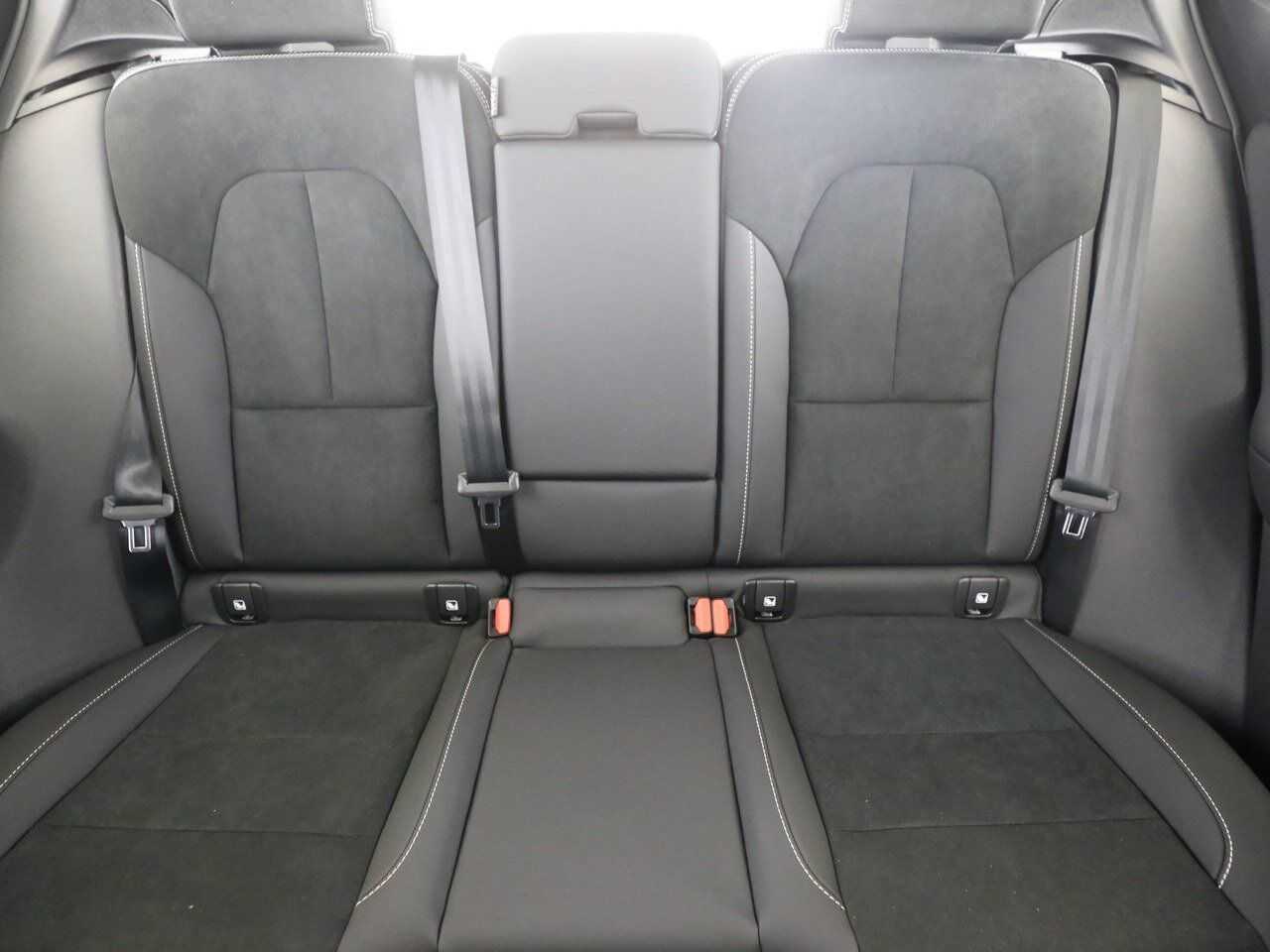 Volvo  B4 Autom. Ultra Dark