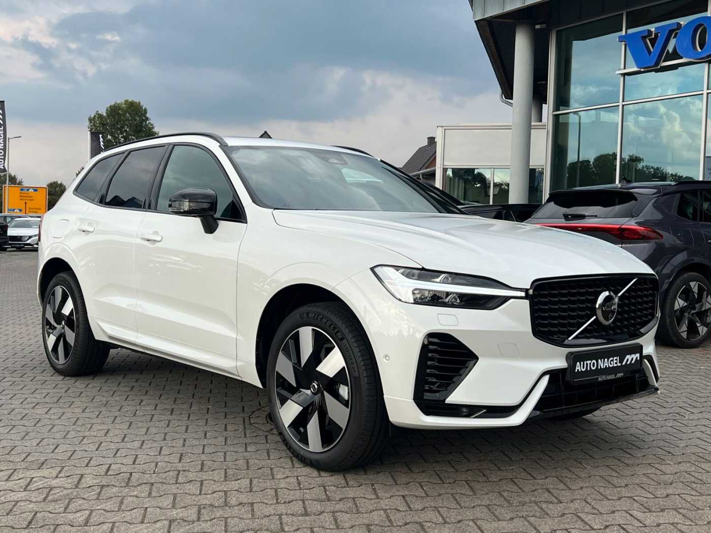 Volvo  T6 Plus Dark PANO|AHK|FLED|20'|
