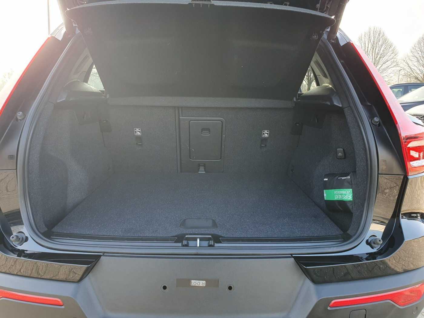 Volvo  P8 Twin Pure Electric AWD R-Design Recharge