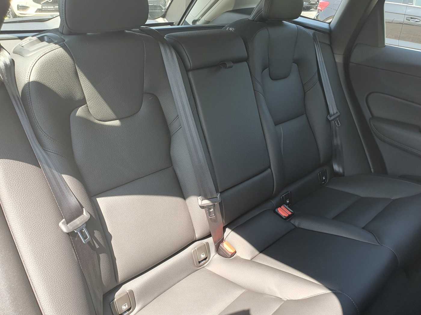 Volvo  B4 Momentum Pro Keyless-Start/Autom. /Klima