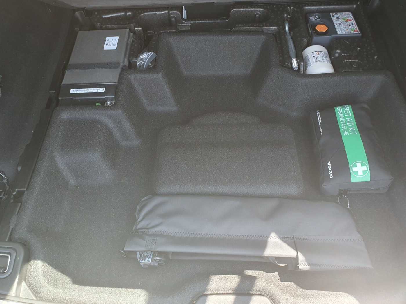 Volvo  B4 Momentum Pro Keyless-Start/Autom. /Klima