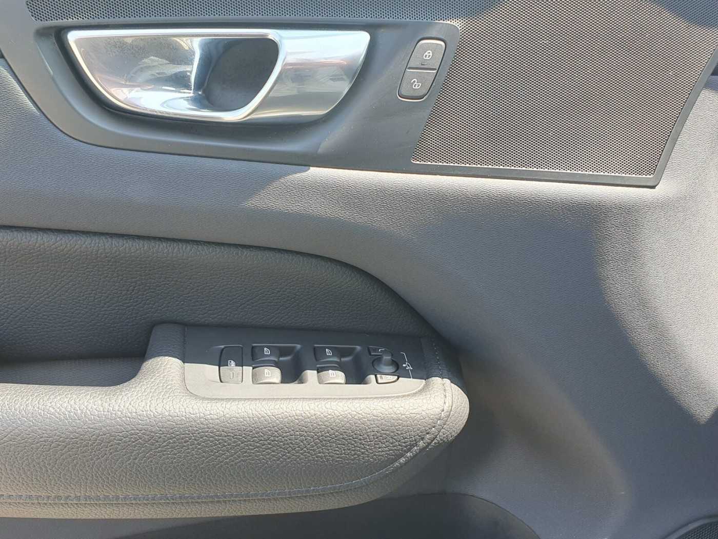 Volvo  B4 Momentum Pro Keyless-Start/Autom. /Klima