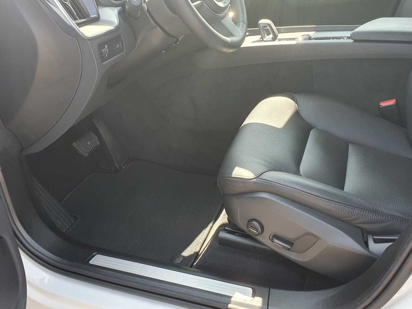 Volvo  B4 Momentum Pro Keyless-Start/Autom. /Klima