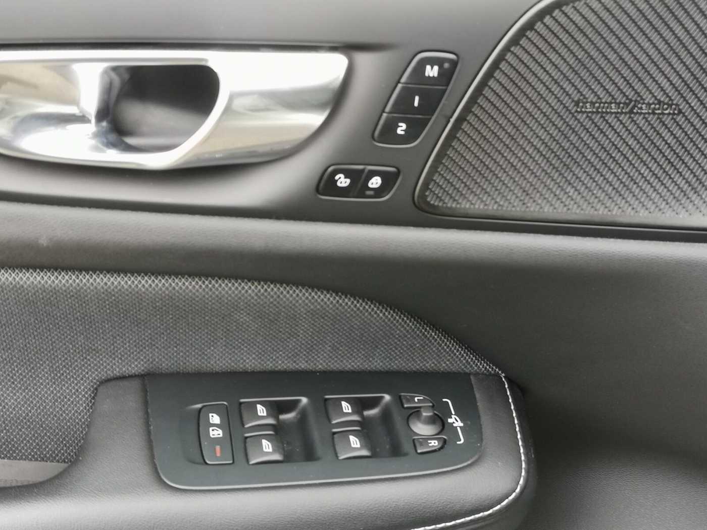 Volvo  Recharge T8 Plus Dark PANO|AHK|