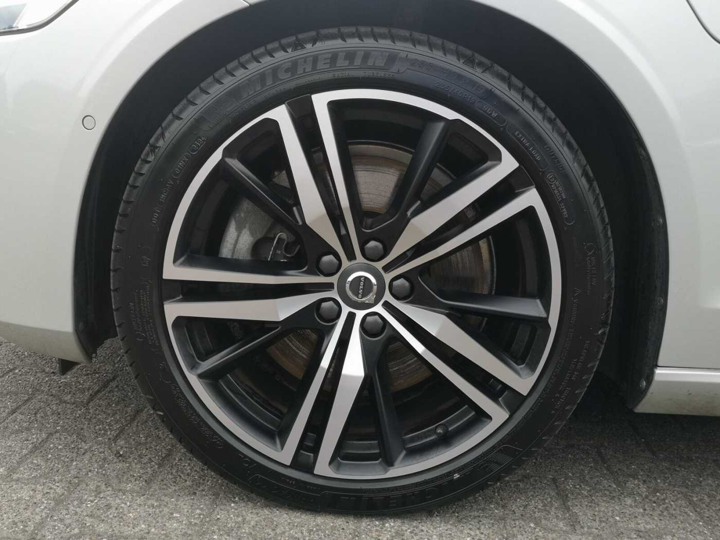Volvo  Recharge T8 Plus Dark PANO|AHK|