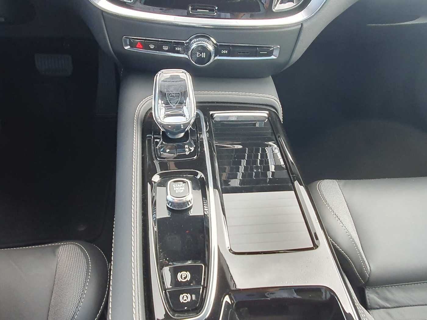 Volvo T6 Recharge Plus Dark PANO|