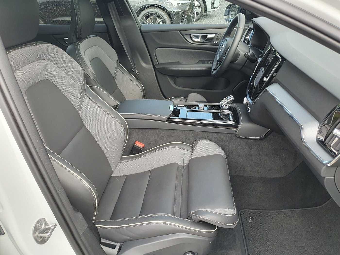 Volvo T6 Recharge Plus Dark PANO|