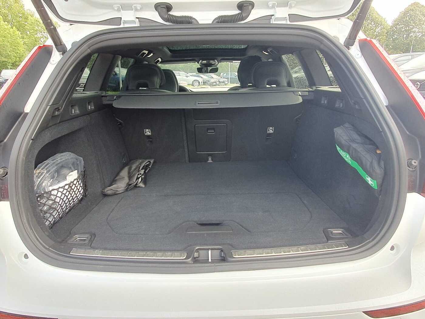 Volvo T6 Recharge Plus Dark PANO|