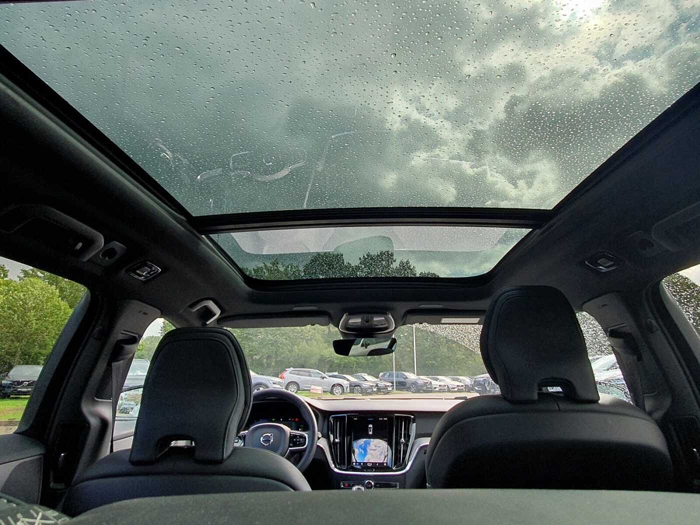 Volvo T6 Recharge Plus Dark PANO|