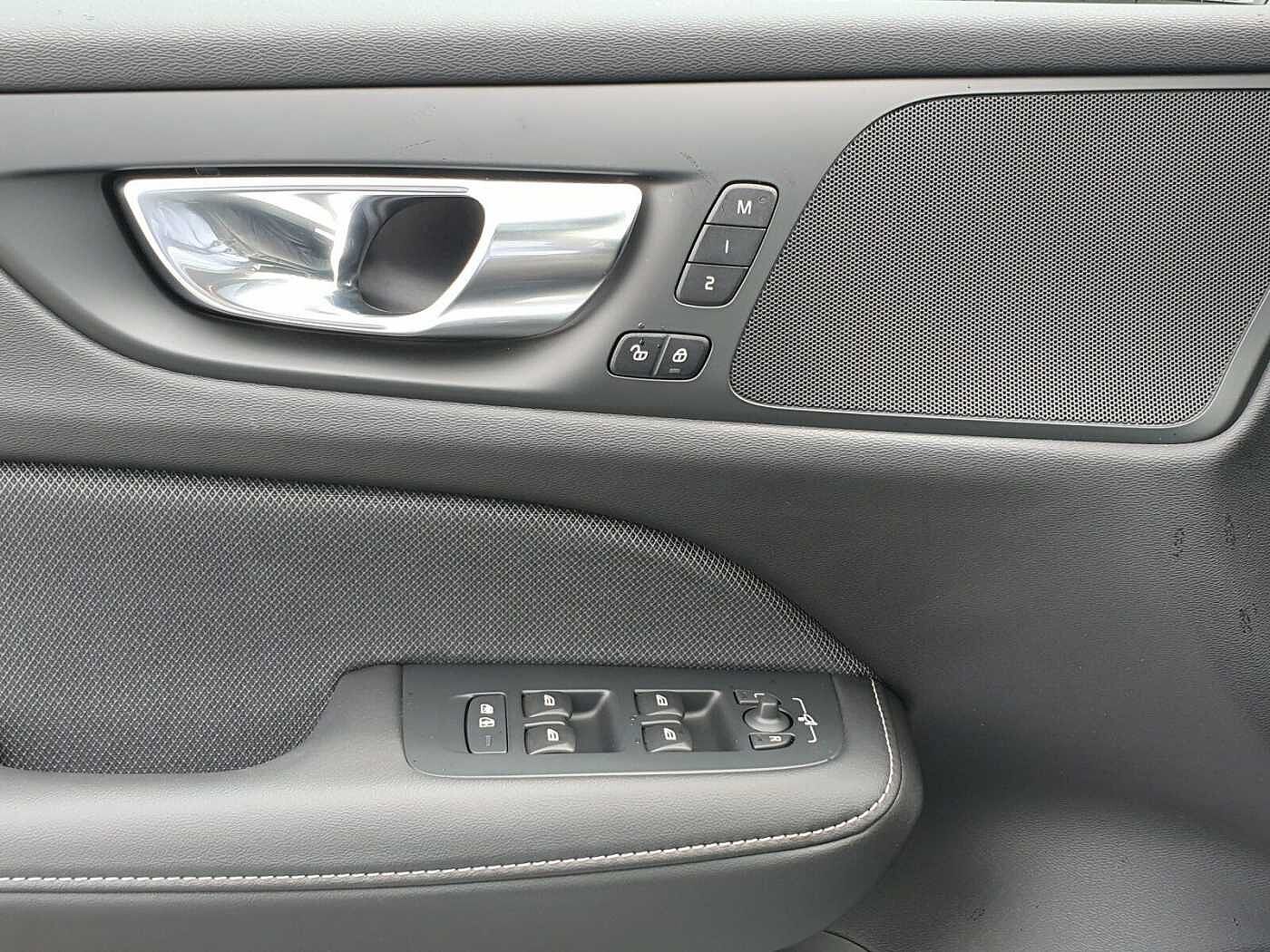 Volvo T6 Recharge Plus Dark PANO|