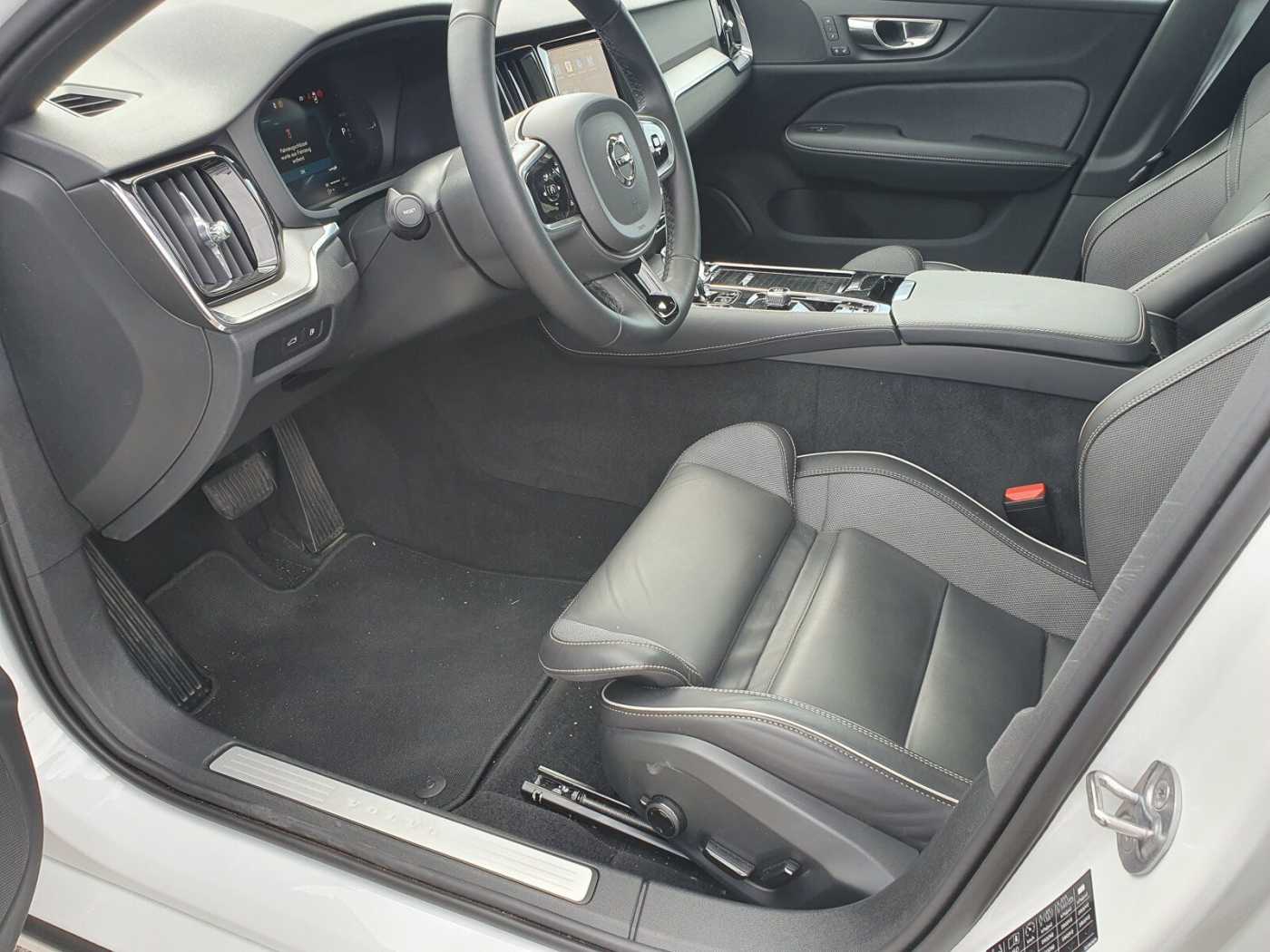 Volvo  T6 Twin Engine AWD Plus Dark Plug-In SHD/LED