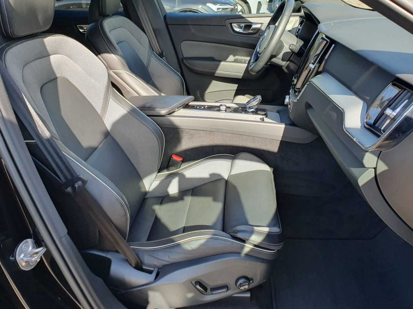 Volvo  B4 AWD Plus Dark Keyless-Start/Autom. /Klima