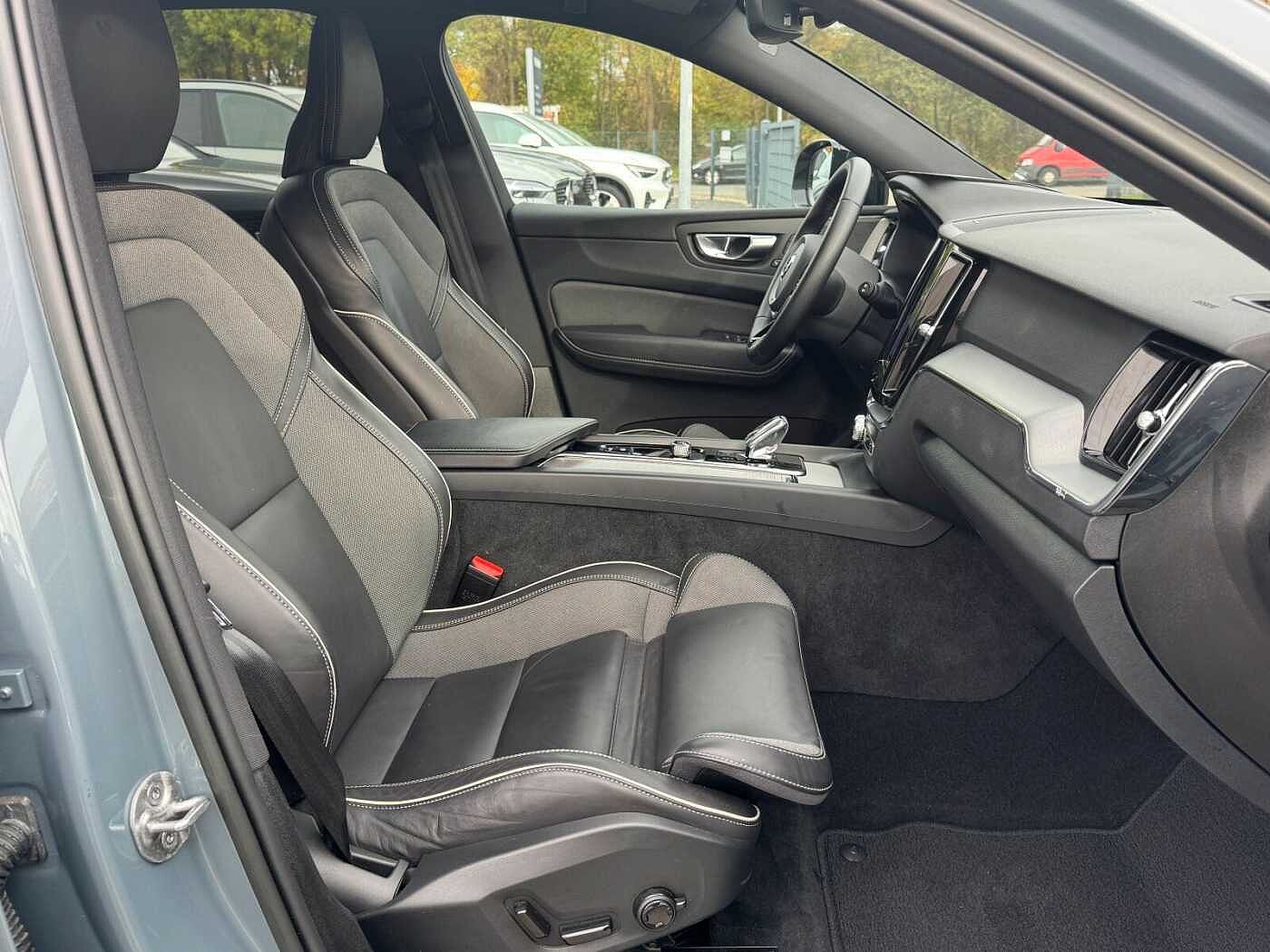 Volvo  B4 AWD Plus Dark Keyless-Start/Autom. /Klima