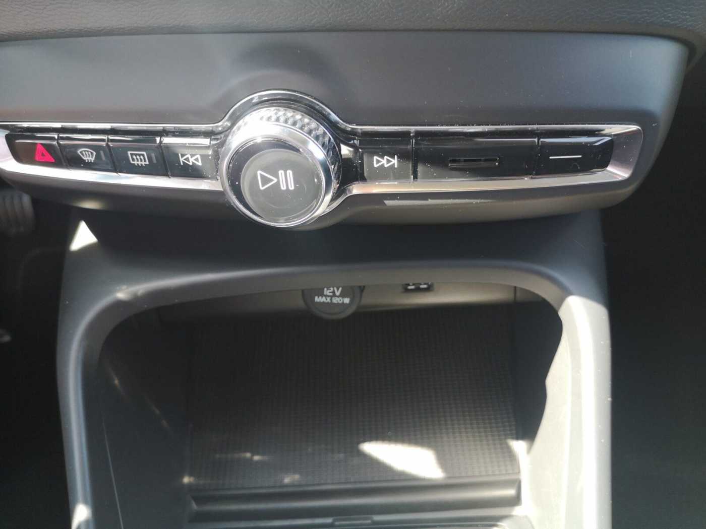 Volvo  T2 2WD Momentum Core(EURO 6d) Navi/Keyless-Start