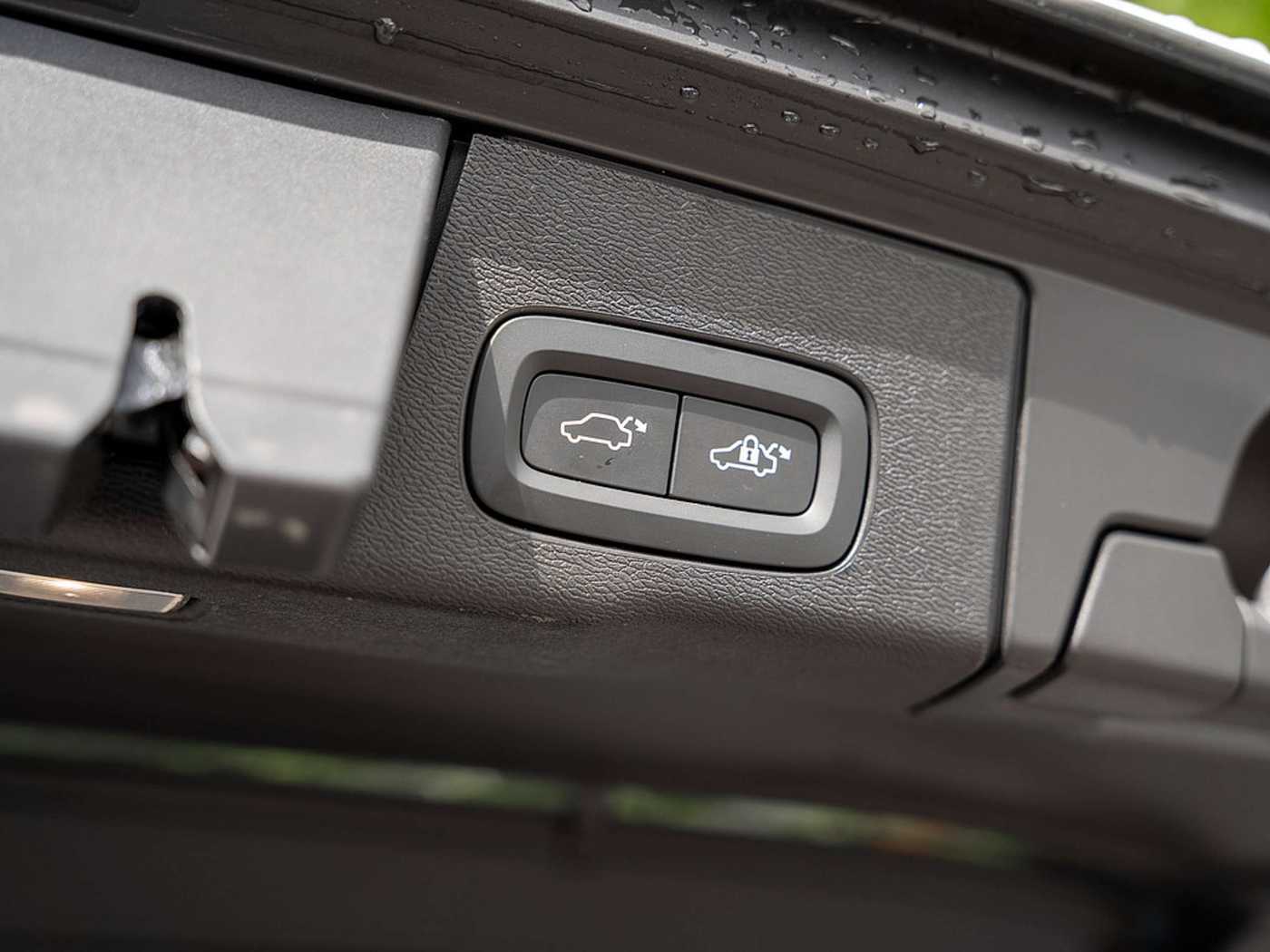 Volvo  T8 Ultra Dark Recharge Plug-In Hybrid AWD