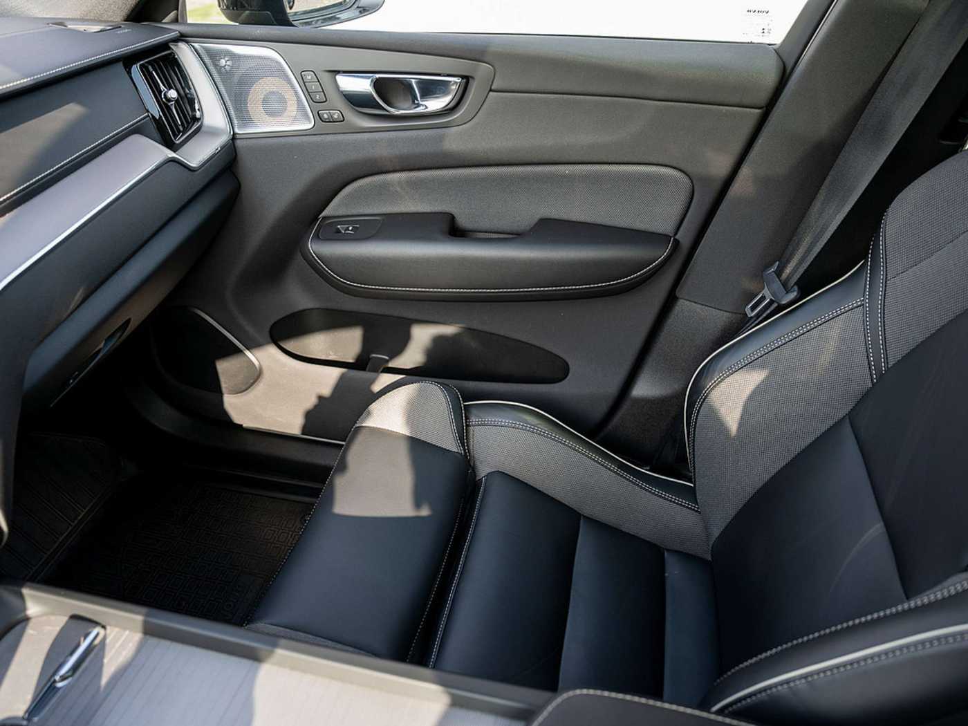 Volvo  T8 R-Design Recharge Plug-In Hybrid AWD