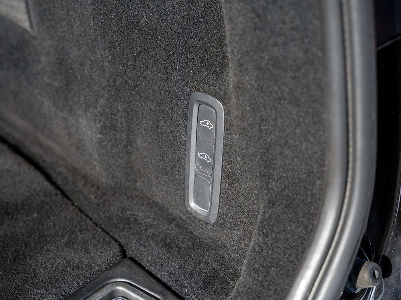 Volvo  T8 R-Design Recharge Plug-In Hybrid AWD
