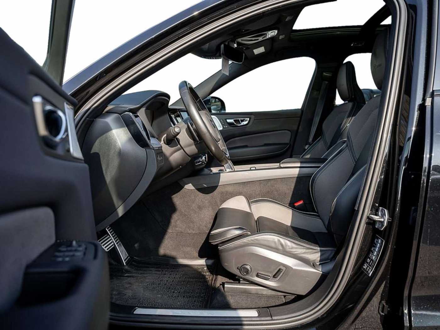 Volvo  T8 R-Design Recharge Plug-In Hybrid AWD