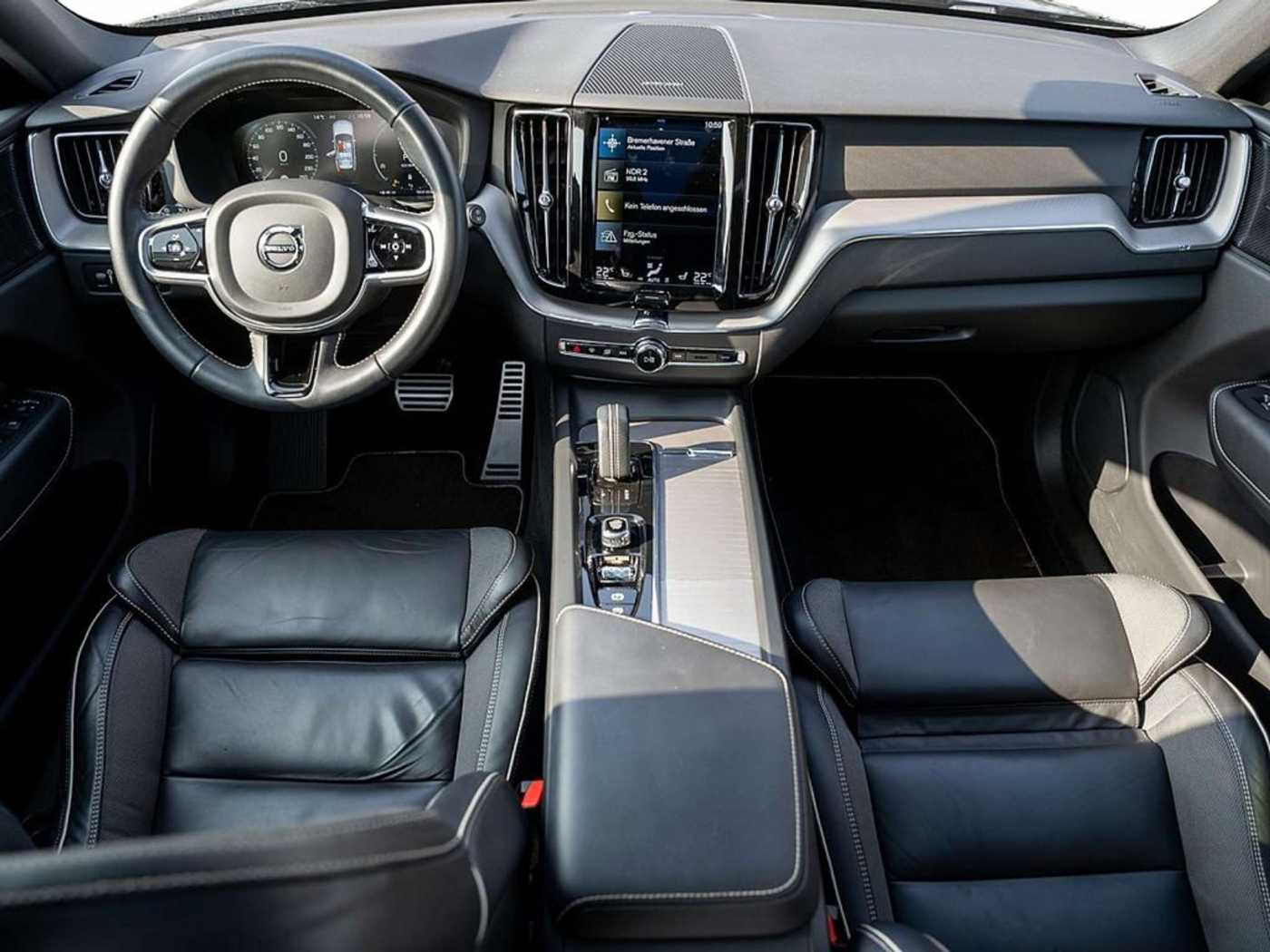 Volvo  B4 R Design AWD PANO 21° H/K PILOT