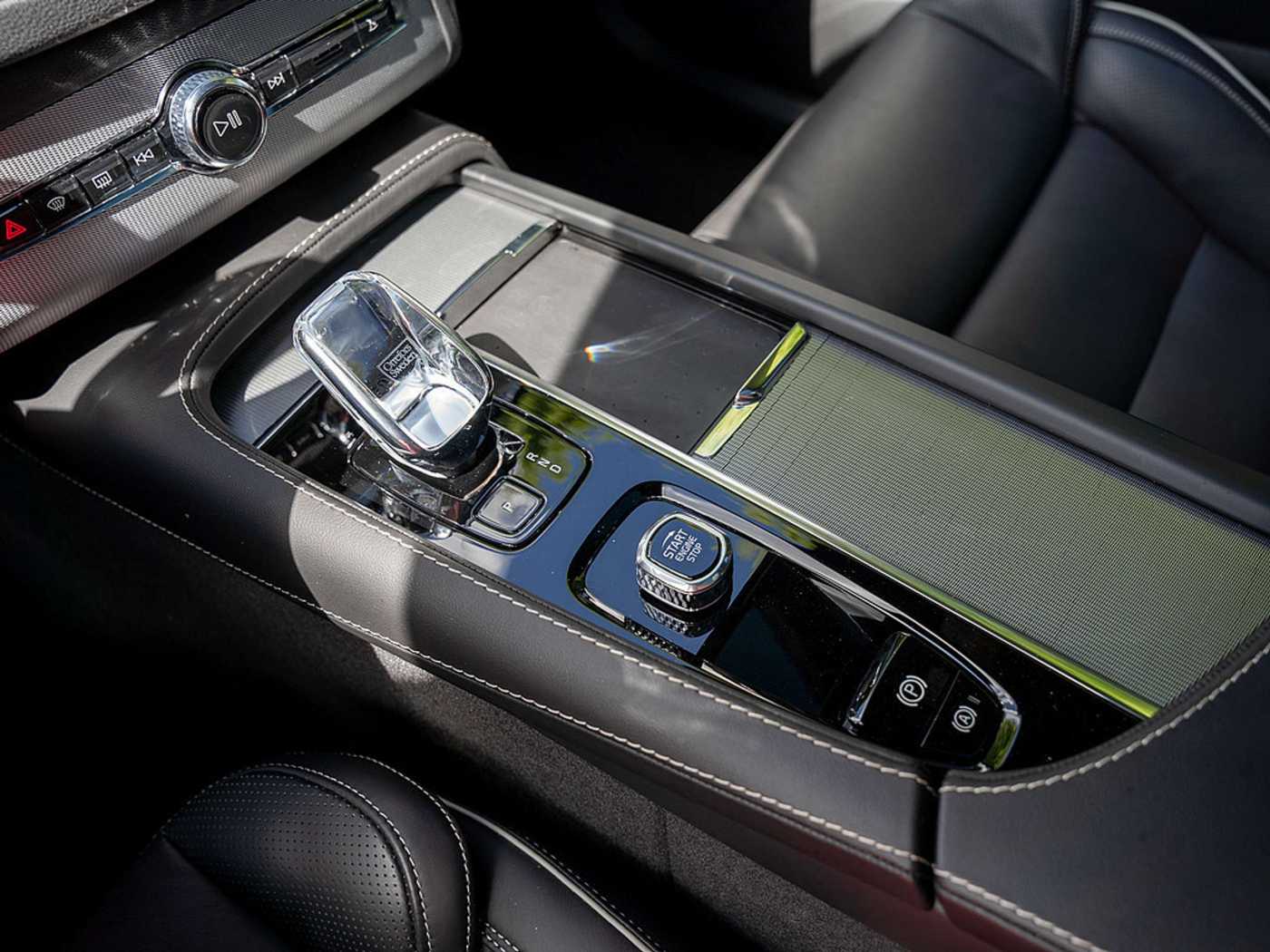 Volvo  T8 Ultra Dark Recharge AWD STANDHZ PANO