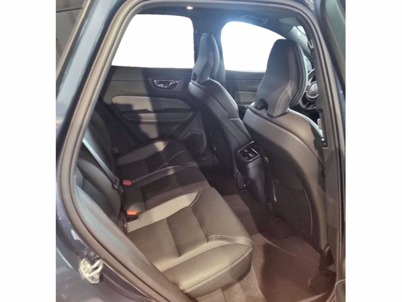 Volvo  B4 (D) R Design AWD AHK STANDHZ HGSD
