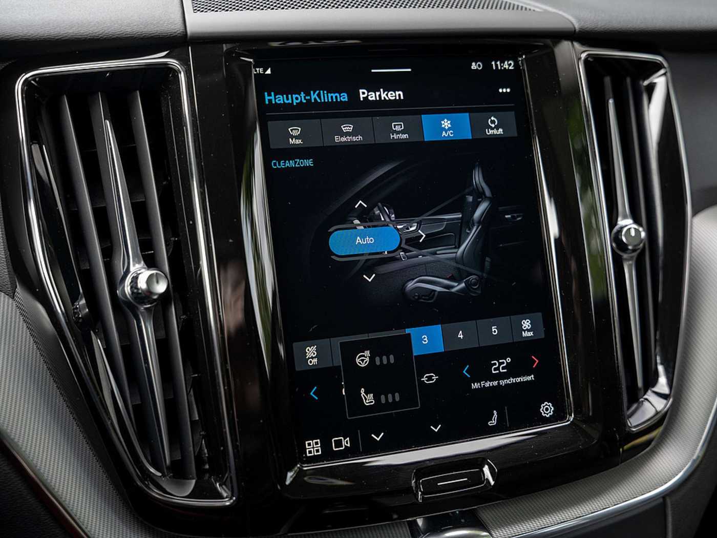 Volvo  T8 Plus Dark Recharge Plug-In Hybrid AWD