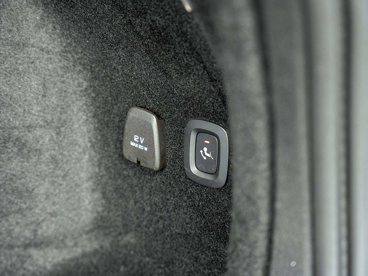 Volvo  B4 Momentum Pro NAVI AHK TOTW 360°