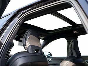 Volvo  B4 R Design AWD PANO 21° H/K PILOT