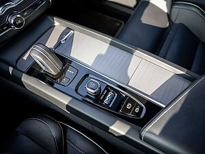 Volvo  B4 R Design AWD PANO 21° H/K PILOT