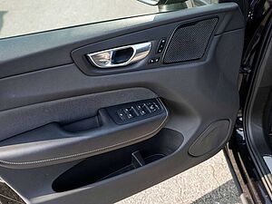 Volvo  B4 R Design AWD PANO 21° H/K PILOT