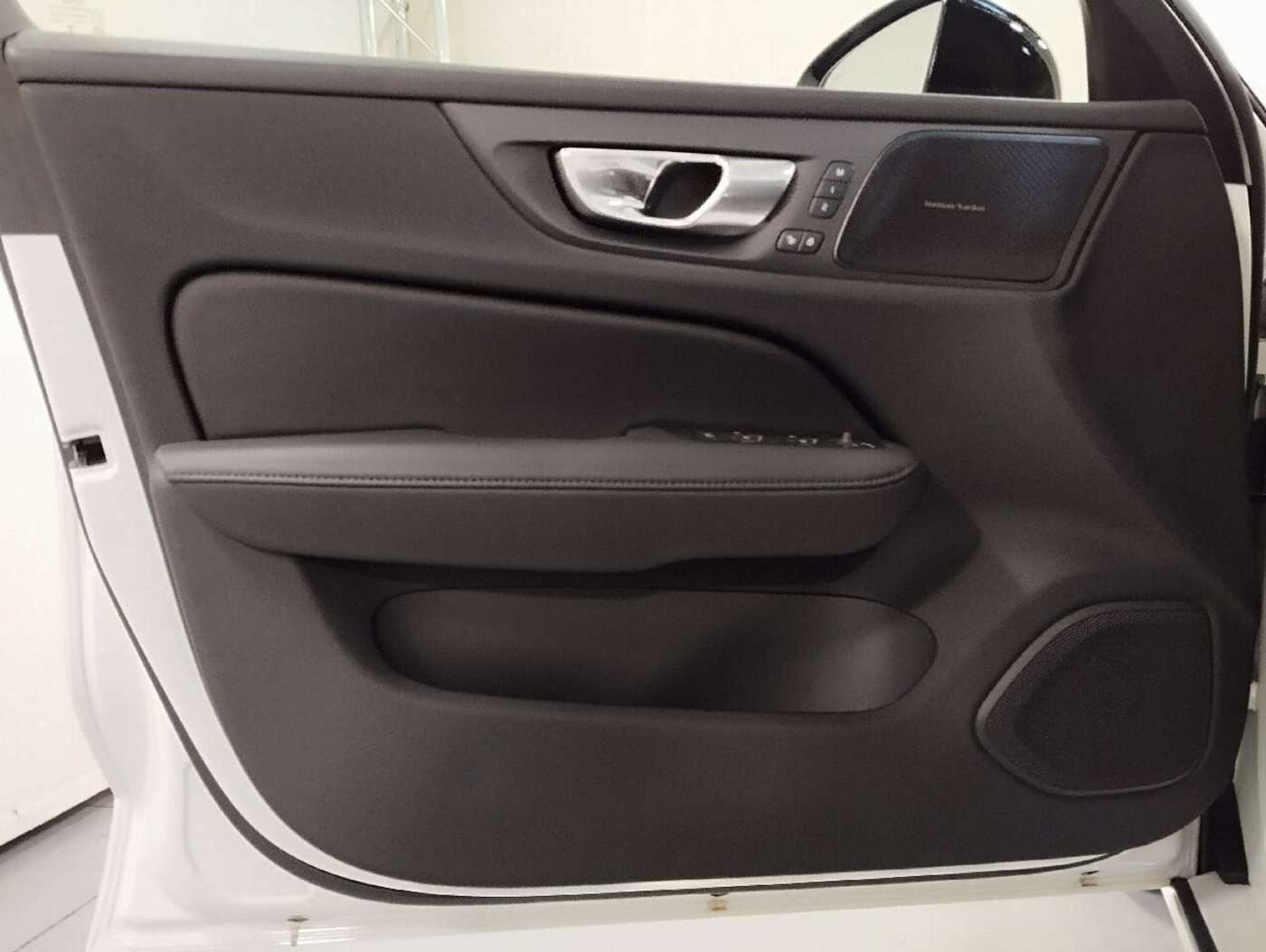 Volvo  B4 Diesel Plus Dark harman/kardon Thors-Hammer