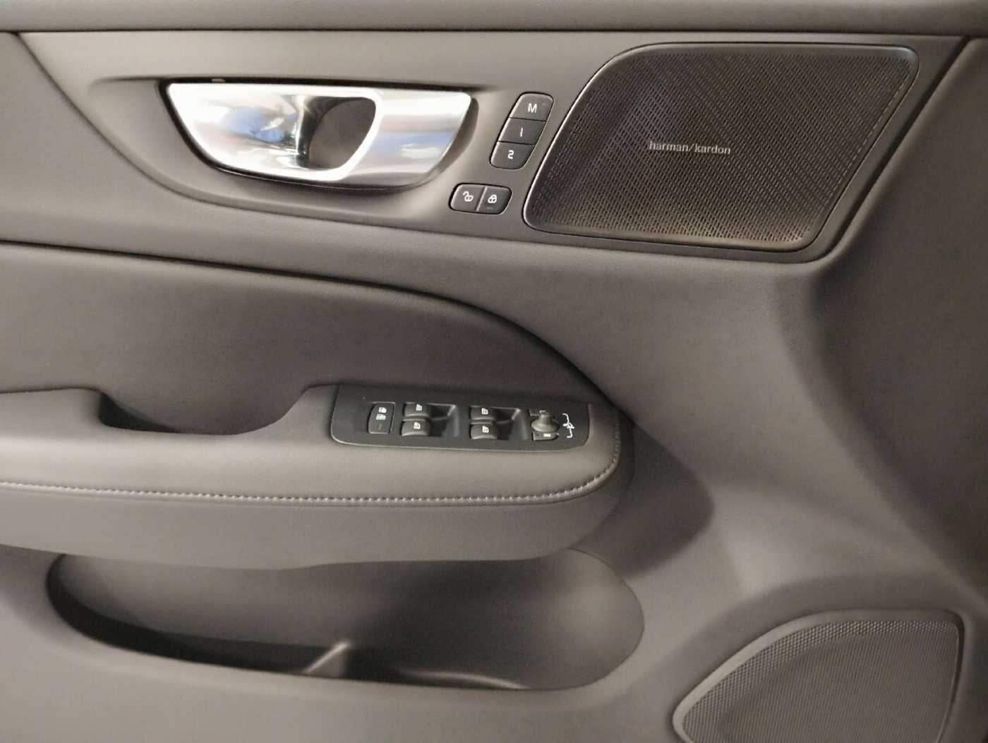 Volvo  B4 Diesel Plus Dark harman/kardon Thors-Hammer