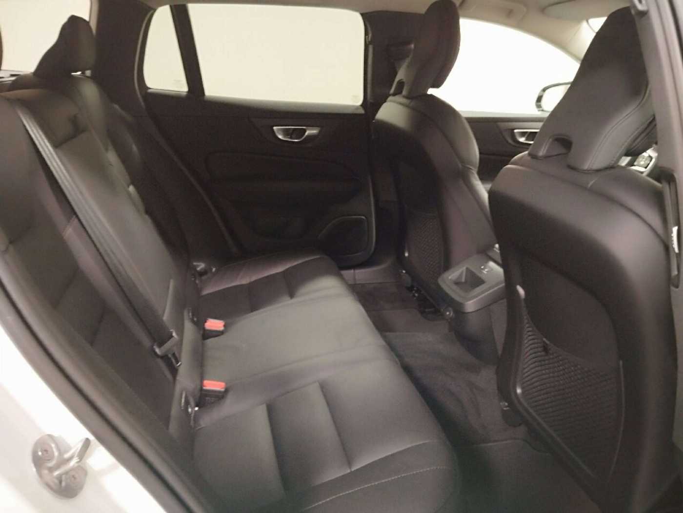 Volvo  B4 Diesel Plus Dark harman/kardon Thors-Hammer