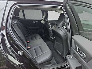 Volvo  B4 Diesel Plus Dark AHK LichtPaket Frontscheiben