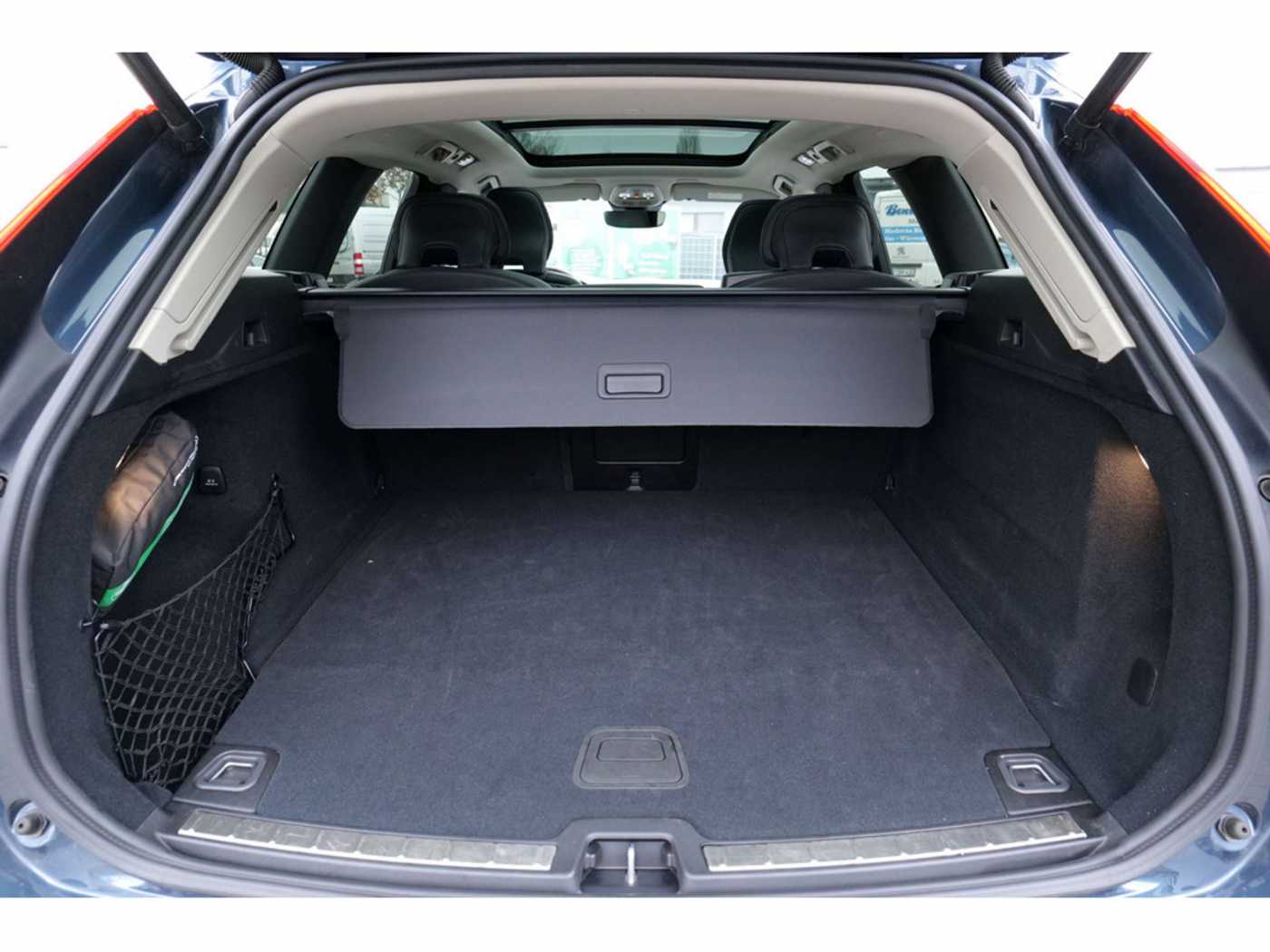 Volvo  T8 Ultra Dark Recharge Plug-In Hybrid AWD
