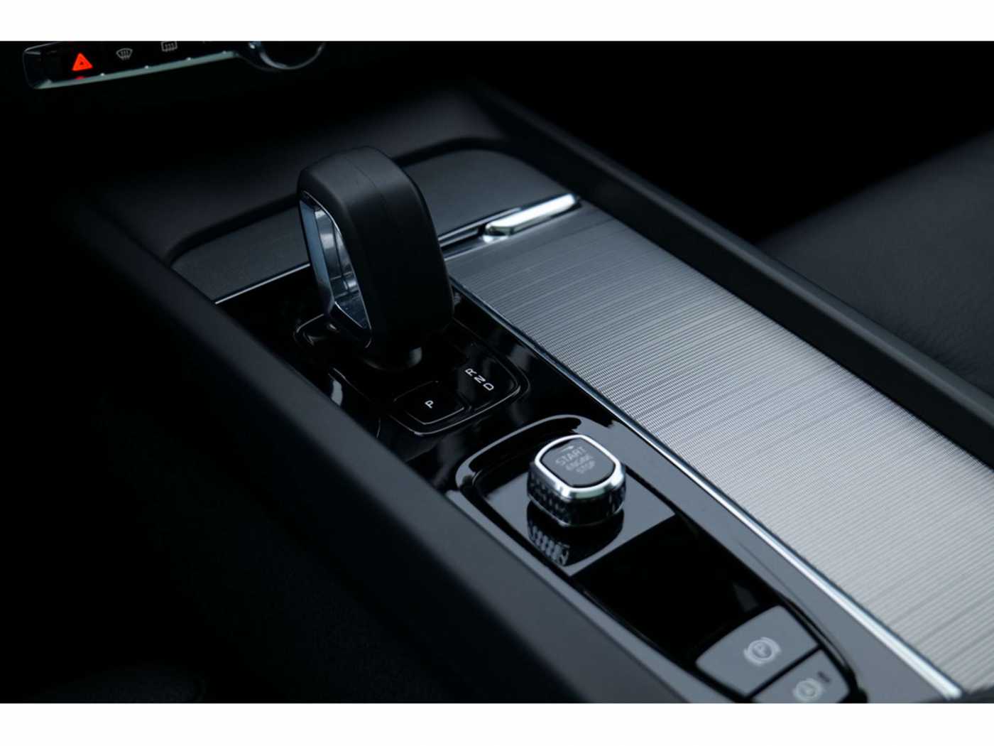 Volvo  T8 Ultra Dark Recharge Plug-In Hybrid AWD