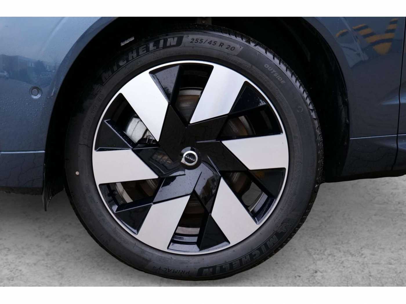 Volvo  T8 Ultra Dark Recharge Plug-In Hybrid AWD
