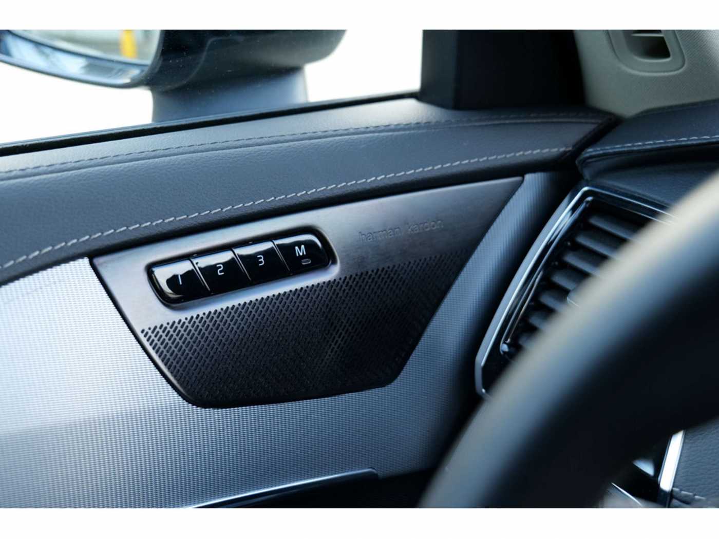 Volvo  T8 Plus Dark Recharge Plug-In Hybrid AWD