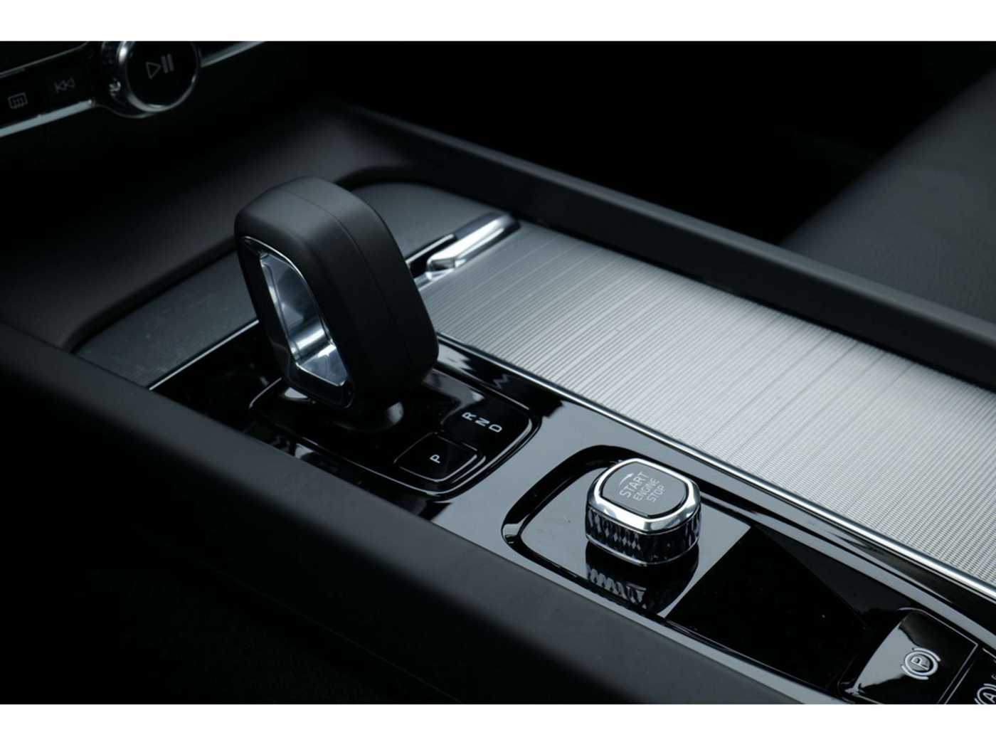 Volvo  Lim. B5 Ultimate Dark AWD LED PANO 360°